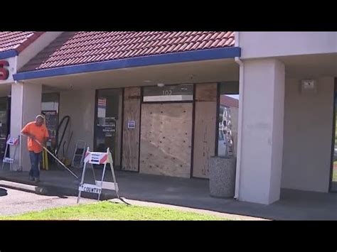 Driver Robs Business By Ramming Car Into Business Entrance Youtube