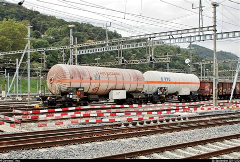 Blick auf zwei deutsche Druckgas Kesselwagen für Kohlenstoffdioxid 22