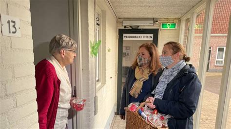 Meiden Met Een Missie Delen Cadeautjes Uit Aan Eenzame Ouderen Omroep