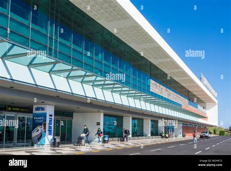 Madeira Airport Terminal Building Fotos Und Bildmaterial In Hoher