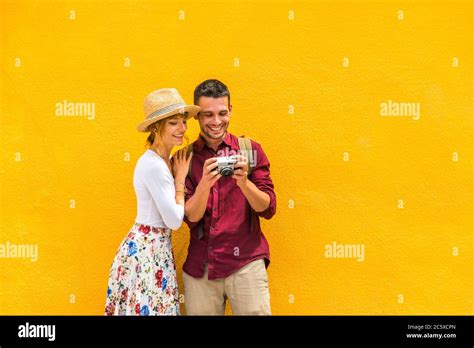 Beau Couple De Jeunes S Amuser Tout En Visitant Venise Touristes