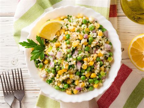 Salada Bulgur As Ervilhas Verdes O Milho A Cebola E Os Verdes Na