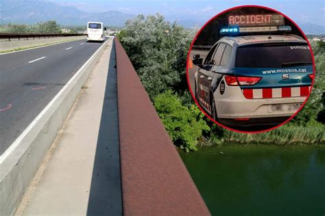 Dues Persones Moren En Un Accident A La C 42 Un Cotxe De Mossos Implicat