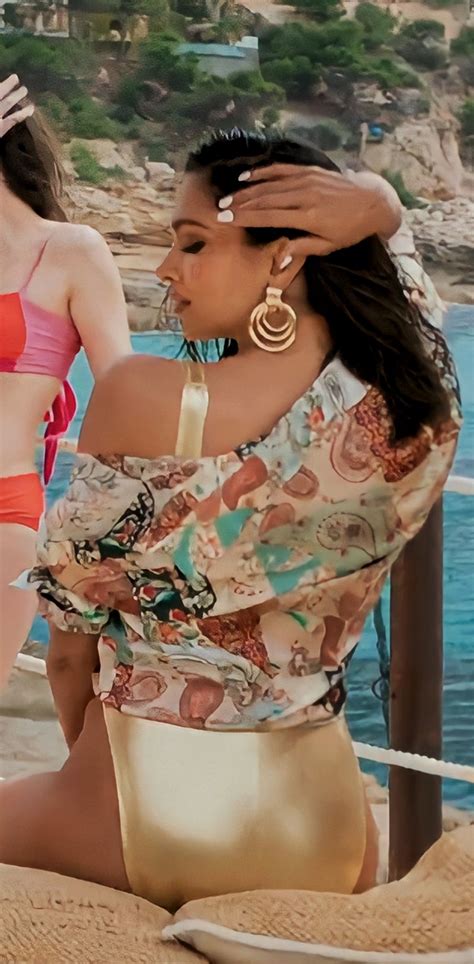 Pathaan Actress Deepika Padukone Sizzles Very Hard In Gold Swimsuit For Besharam Rang Song