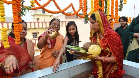 Chhath Pooja 2023 इस बार नहीं जा पा रही हैं घाट घर पर ऐसे करें छठ