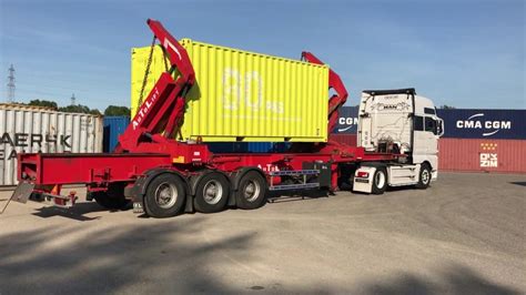 Déchargement d un container maritime en camion grue In box