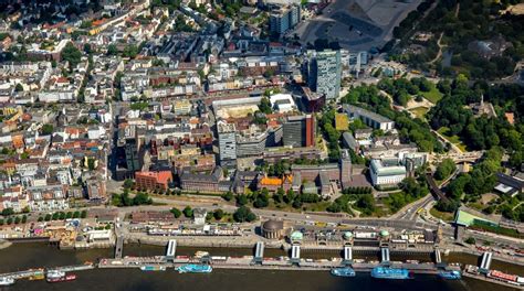 Hamburg Von Oben Landungsbr Cken Am Hamburger Hafen