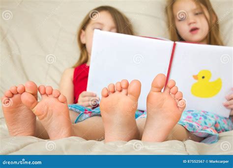 Enfants Lisant Un Livre Dans Le Lit Image Stock Image Du Jeune