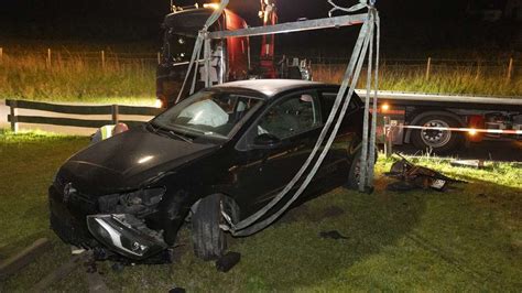 Unfall In Kirchhundem Kleinwagen Durchbricht Zaun Und Landet Auf