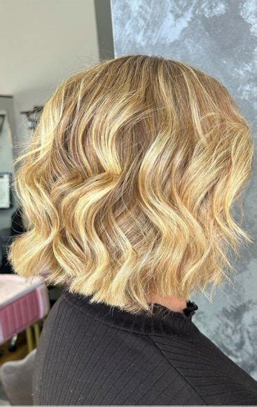 Wavy Bob Hairstyles For The Warm Season Honey Blonde Wavy Bob