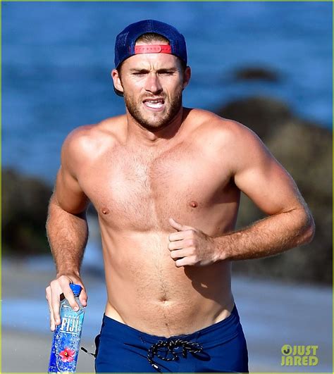 Scott Eastwood Goes Shirtless For A Run Along The Beach Photo 3940568