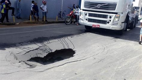 Susto Caminh O Quase Engolido Por Cratera Formada Em Asfalto Na