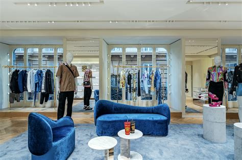 Versace Apre Una Nuova Boutique A Napoli HUB Style