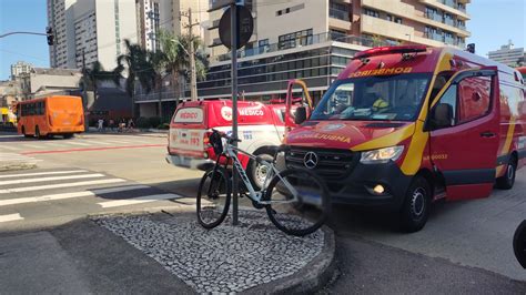 Ciclista Fica Ferido Ap S Batida Contra Nibus No Centro De Curitiba