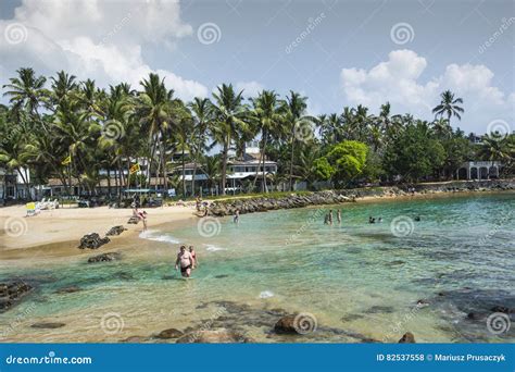 Playa Tropical En La Ciudad De Mirissa Sri Lanka Foto De Archivo