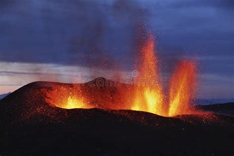 A Lava Derretida Entra Em Erup O De Eyjafjallajokull Fimmvorduhals