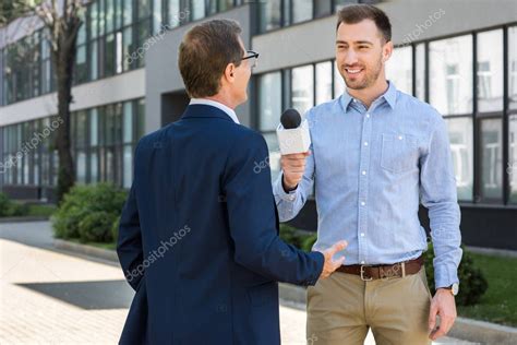 Periodista Sonriente Profesional Entrevistando Exitoso Hombre De