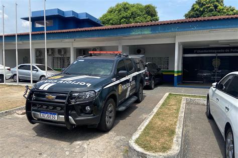 Jovem que se locomove em cadeira de rodas é preso revólver drogas