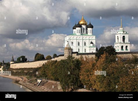 the Pskov Kremlin, Russia city of Pskov Stock Photo - Alamy