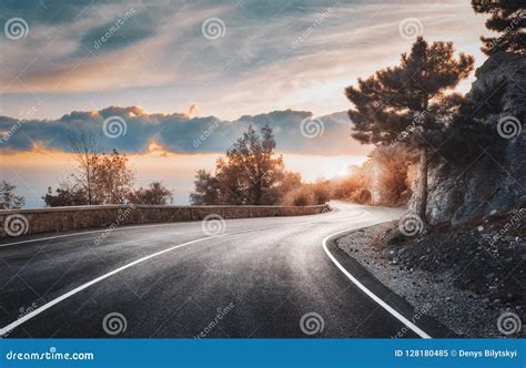 Estrada Asfaltada Bonita Nas Montanhas Na Noite Imagem De Stock