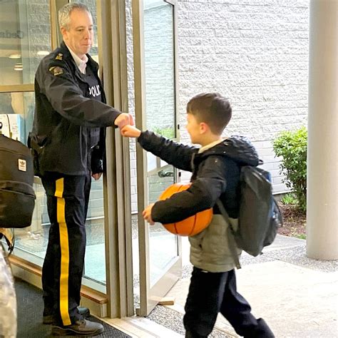 Ridge Meadows Rcmp Visits Maple Ridge School To Spread Some Positivity Maple Ridge Pitt