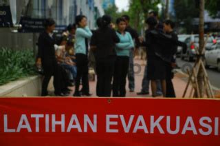 Karyawan Gedung Saat Latihan Evakuasi Bencana Alam DATATEMPO