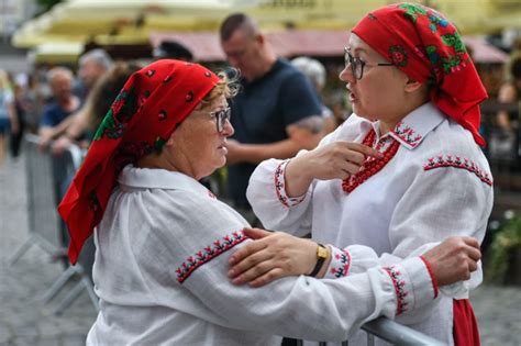 Ludowe Wi To Czas Zacz Festiwalowy Korow D W Kazimierzu Dolnym