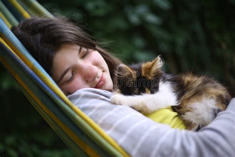 182 Caresse De Jeune Fille Avec Le Chaton Photos Libres De Droits Et