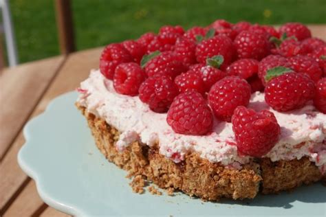 Hindbærdrøm lækker og let sommerkage med friske hindbær Dessert