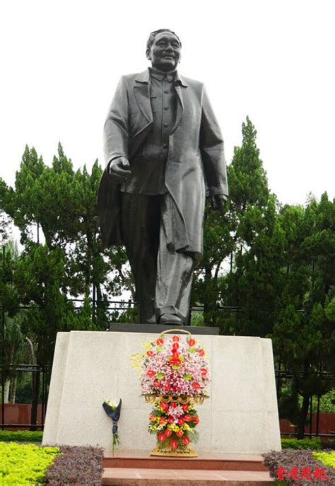 有片丨習近平向深圳蓮花山公園鄧小平銅像敬獻花籃 香港商報