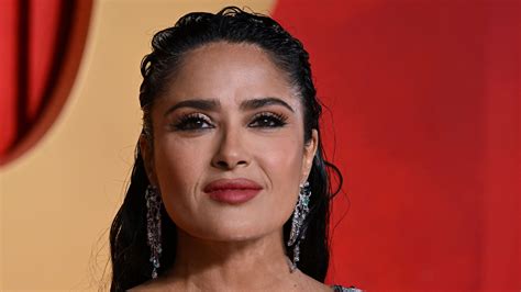 Salma Hayek en bikini elle dévoile son corps de rêve lors de ses