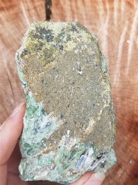 Actinolite Olivine Mica Rock Mineral Brilliant Green 1lb 13oz Lapidary