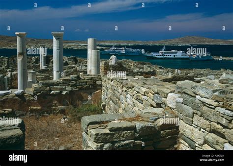 La Casa De Cleopatra Y Barcos En El Puerto El Museo Arqueológico