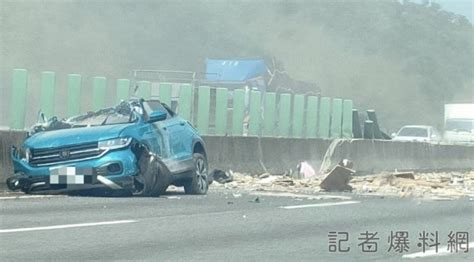 影／國3通霄段2車碰撞掀翻整排防眩板 大貨車爆胎追撞轎車畫面曝光！