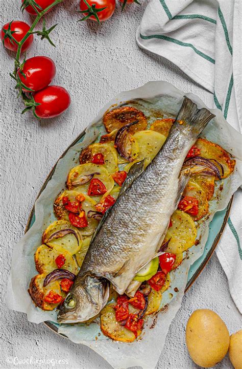 Spigole Al Forno Con Patate Cipolle E Pomodorini Secondo Facile E Gustoso