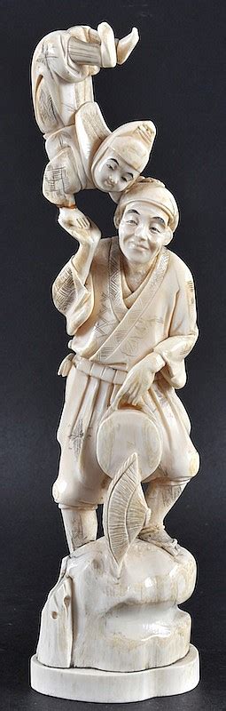 AN EARLY 20TH CENTURY JAPANESE MEIJI PERIOD IVORY