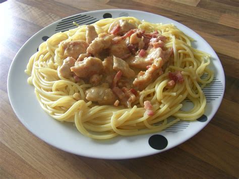 Emincés de poulet aux lardons et à la crème