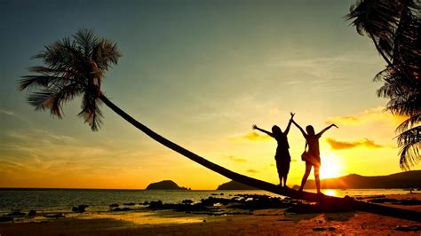 Girls On The Beach Sunset - 1600x900 - Download HD Wallpaper - WallpaperTip