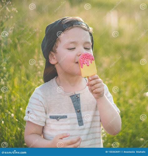 Glückliches Kind Das Plätzchen in Form Von Eiscreme Isst Kinder Essen