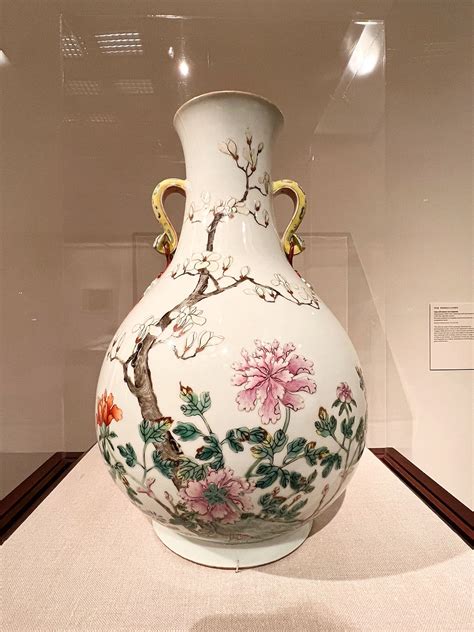 A Magnificent Chinese Th Century Imperial Qianlong Vase Spotted At