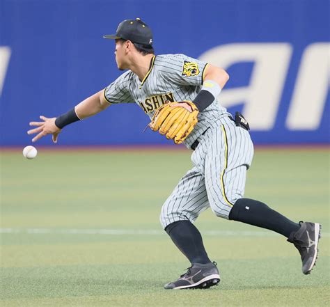 【阪神】佐藤輝明、7回から今季初の二塁守備 1死一塁でゴロ好捕からバックトスで二塁送球、大胆プレーに歓声 スポーツ報知