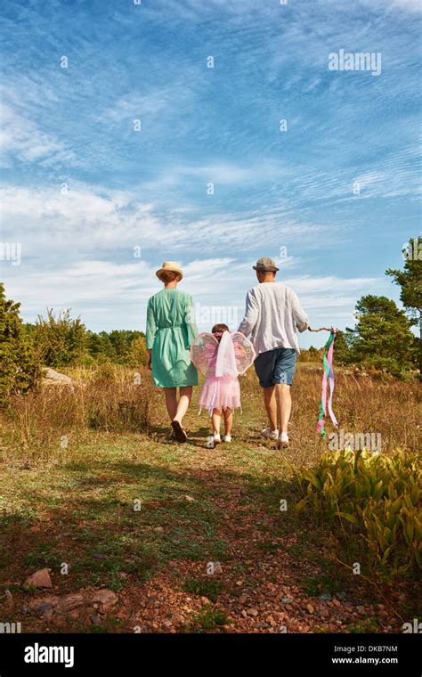 Familia Caminando Fotograf As E Im Genes De Alta Resoluci N Alamy