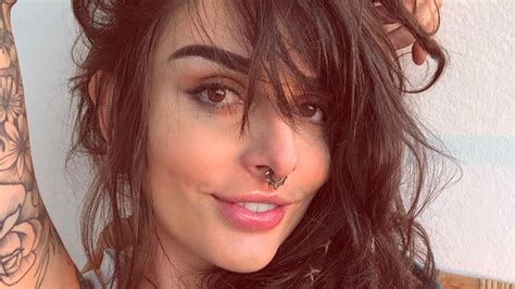 Estrela pornô brasileira posta nude e provoca seguidores Para alegrar o dia CONFIRA