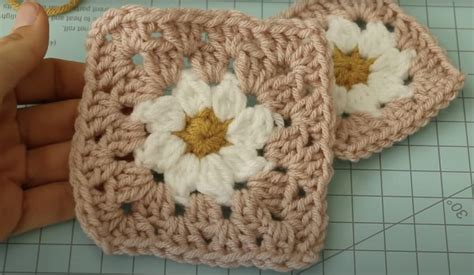 How To Crochet A Sunflower Or Daisy Granny Square Melanie Ham