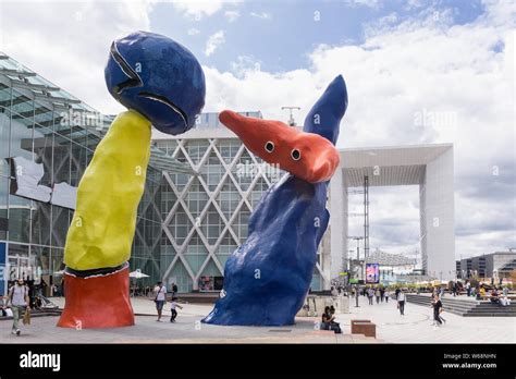 La Défense nationale art sculptures dessins de Joan Miro Deux