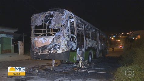 Nibus Incendiado Ap S Tiroteio Em Ribeir O Das Neves Bom Dia Minas