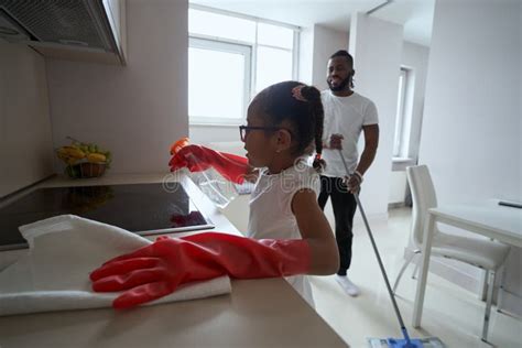 Menina Limpando A Cozinha Seu Pai Carinhoso Imagem De Stock