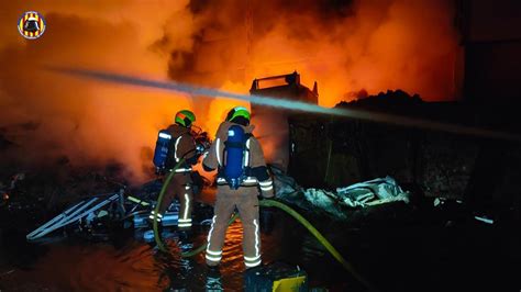 Un Incendio Calcina Una Nave Industrial En Quart De Poblet Levante EMV