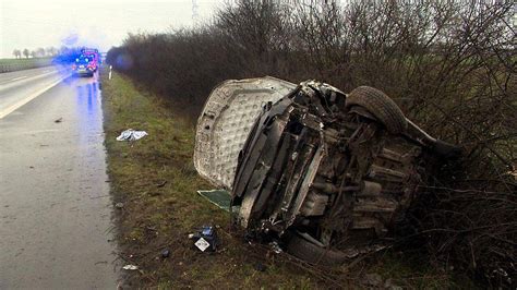 Unfall bei Viersen Auto überschlägt sich auf A61 und landet in Böschung