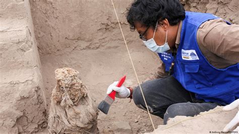 Arque Logos Desentierran Momias Antiguas De Ni Os En Lima Bioguia